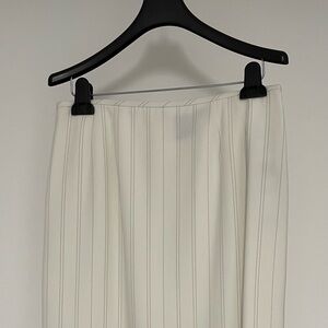Kasper 2 pcs Suit - White.  - size 6P- brand new- no returns